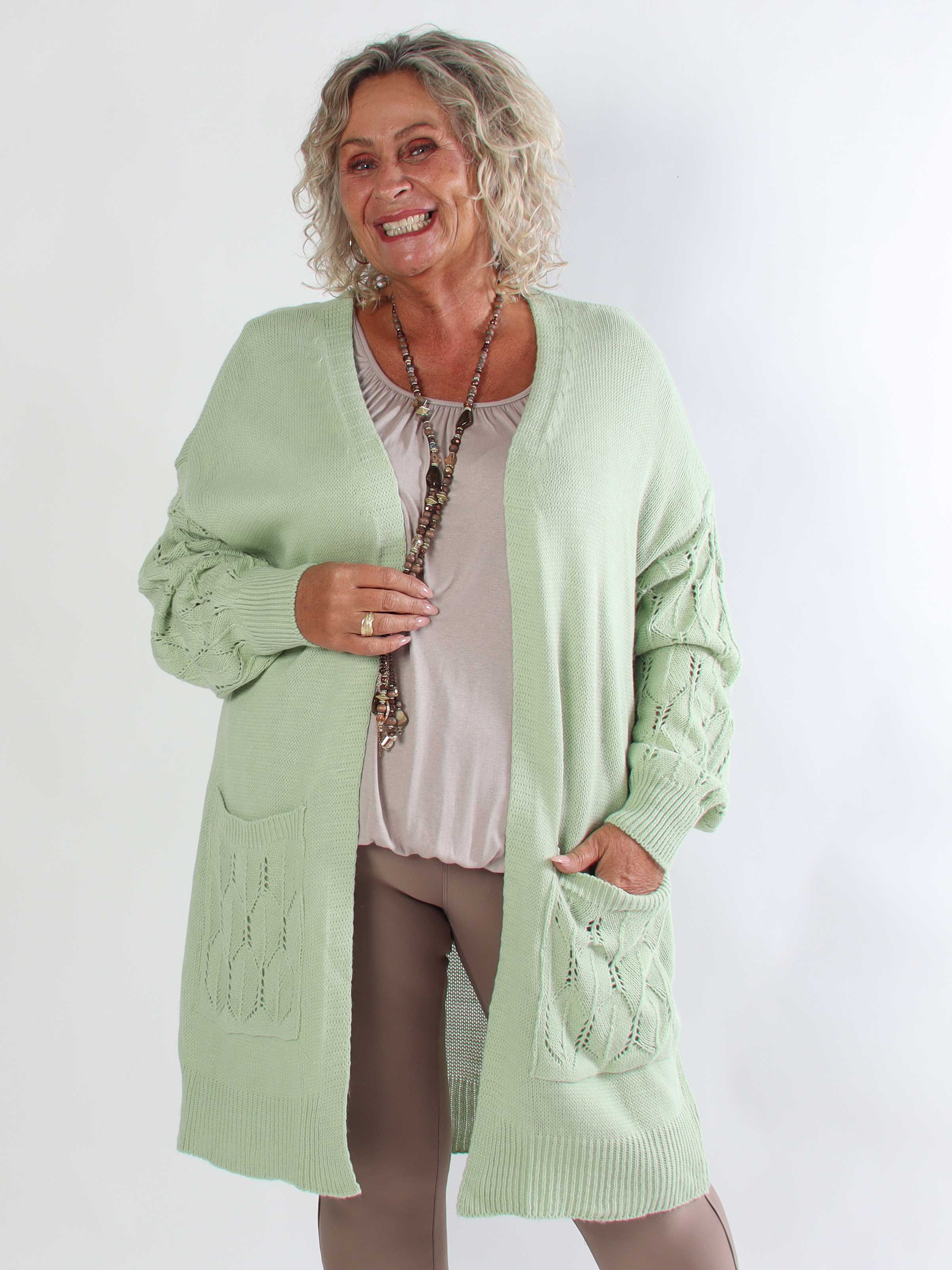 Elizabeth - Lang plus size strikcardigan med fint hulmønster på ærmerne
